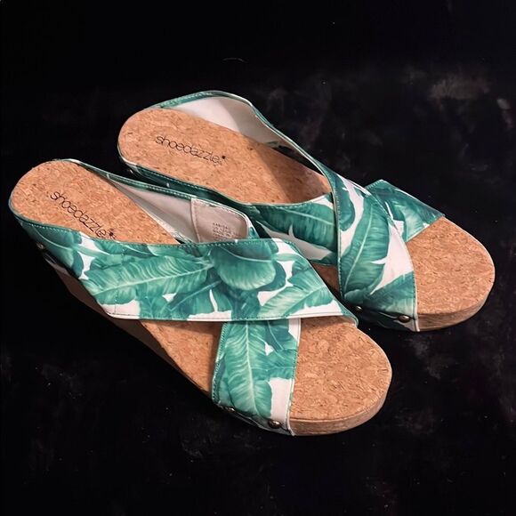 Shoedazzle Green Leaf Print Wedge Sandals - Picture 1 of 10